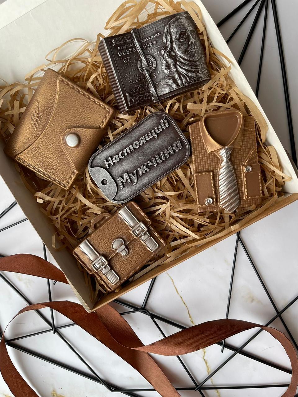 Набор сладостей подарочный "Настоящий мужчина 2 " (шоколад в картонной коробке 20см х 20см)