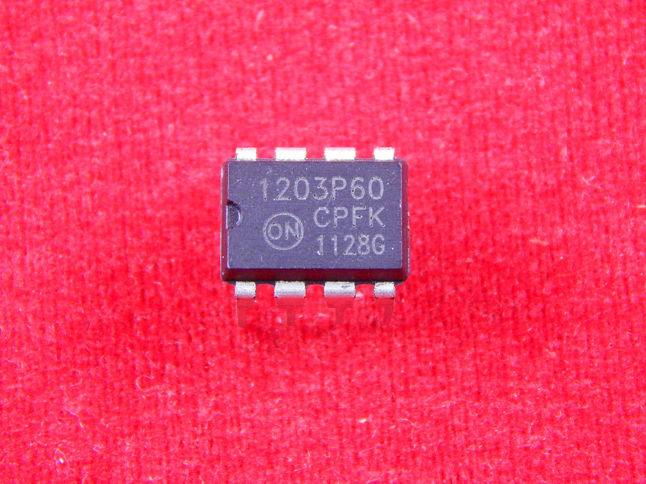 NCP1203P60G, ШИМ-контроллер без силового ключа, DIP-8 - фото 1 - id-p106317587