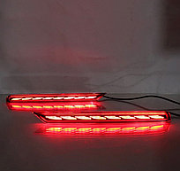 Задние отражатели в бампер на Land Cruiser 300 2022-по н.в (LED) Красный цвет