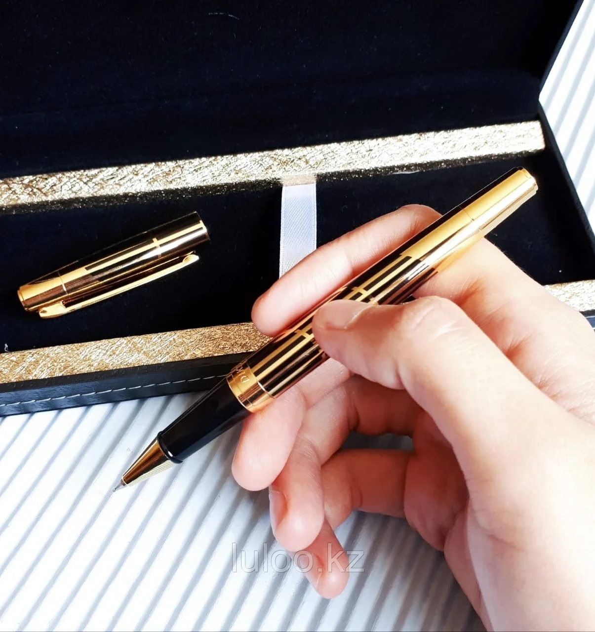 Ручка подарочная в футляре, золотистая с черными полосками., фото 1