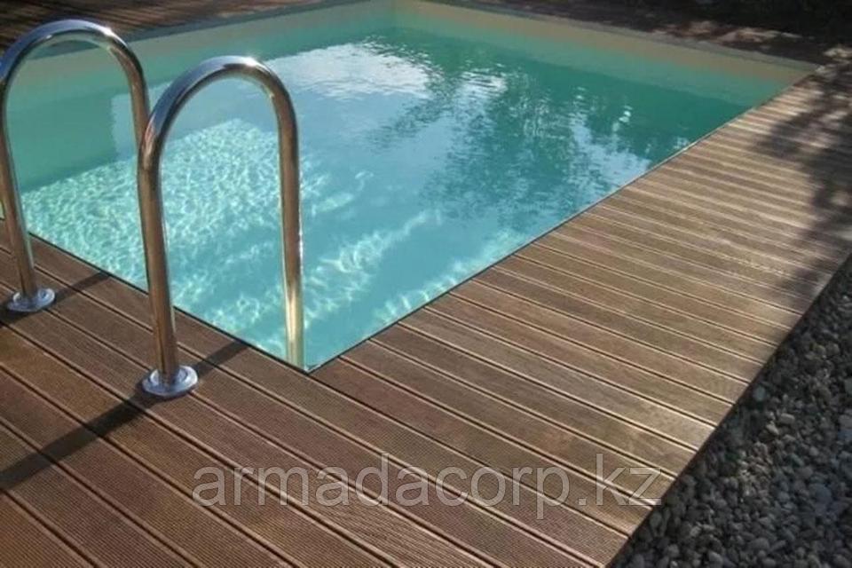 Әйелдердің қол бұлғап тұрған видеосы Оның кискасын бассейнге жуады