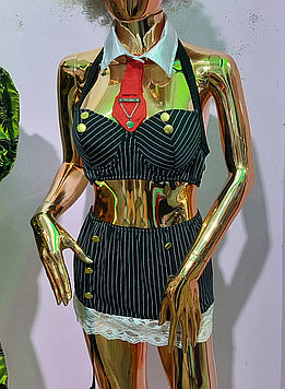 Пажиктері бар шағын белдемше және топ-бюст