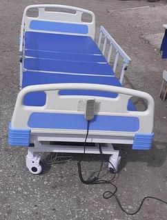Кровать медицинская функциональная 4-х секционная с электрической регулировкой, на колесах, спинки-пластик.