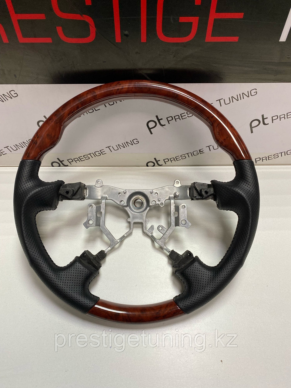 Руль на Land Cruiser 100 (Коричневое дерево с перфорированной кожей), фото 1