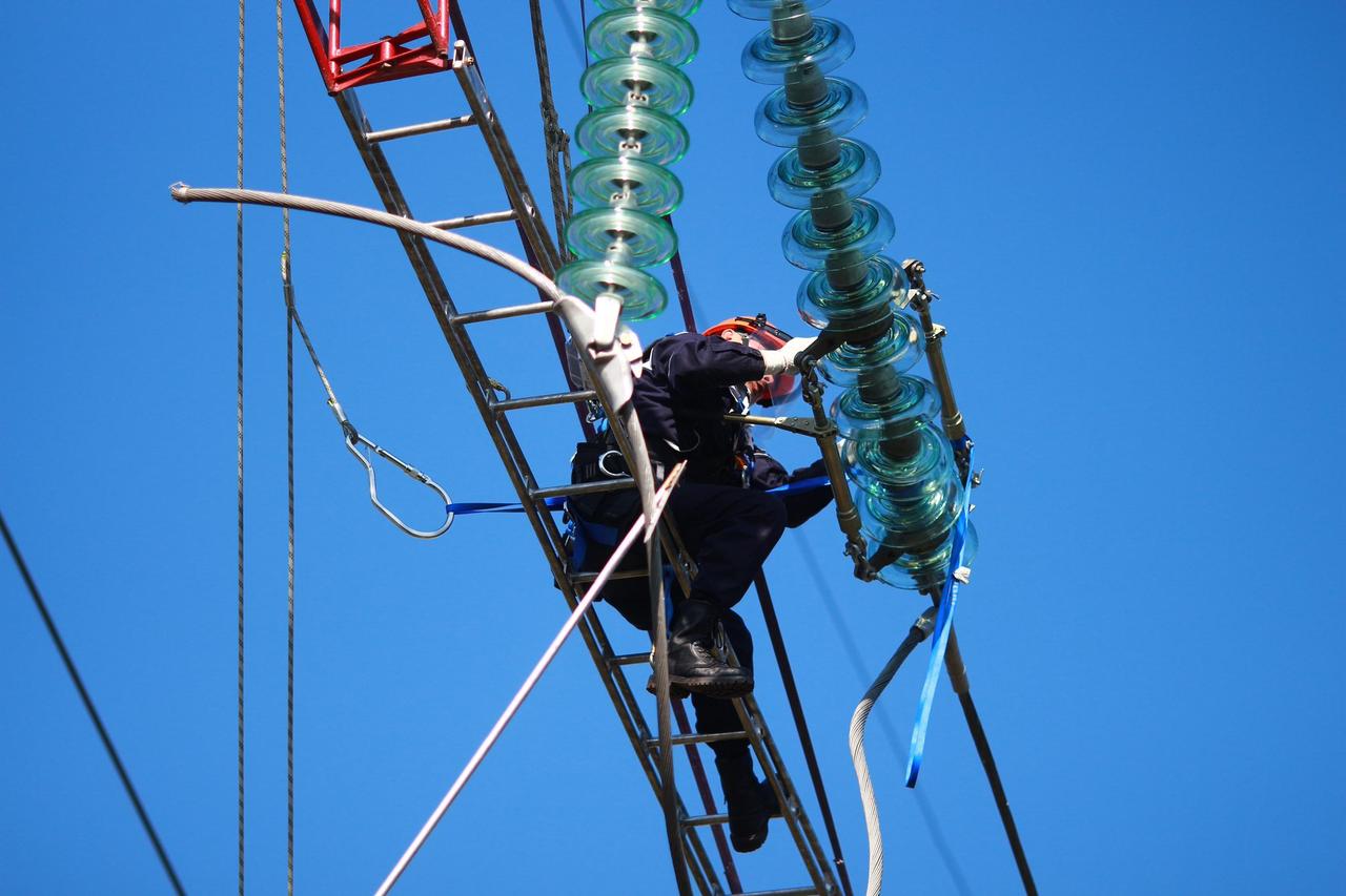 подвесная изоляция вл 110 кв. электрики на подстанции. изолятор ввода трансформатора 10кв. сопротивление изоляции проходного изолятора 10 кв. обслуживание изоляторов.