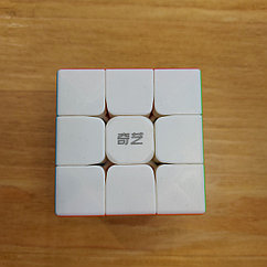 Профессиональный Кубик Рубика 3 на 3 "Qiyi Cube" в цветном пластике.