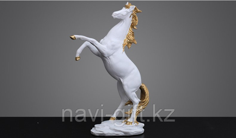 Сувенир "Конь на дыбах" средний белый 29 см