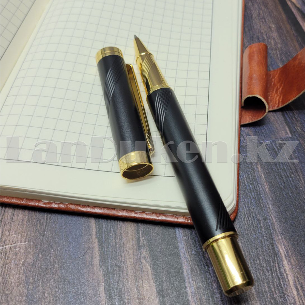 Подарочная ручка-роллер в футляре 8055 черного цвета - фото 3 - id-p106803485