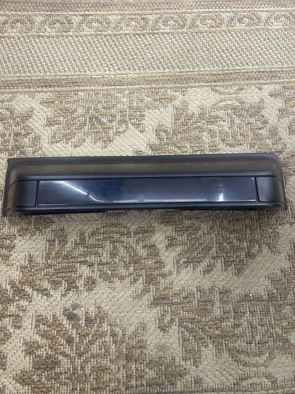 Планка дверной ручки багажника икорпус подсветки номерного знака MMC PAJERO 1991-2000 V43W V46W MB774438 - фото 1 - id-p106814080
