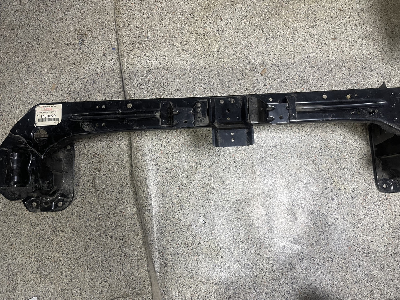 Усилитель переднего нижнего бампера MMC OUTLANDER XL 2007-2012 CW6W CW5W (6400A781) 6400D229