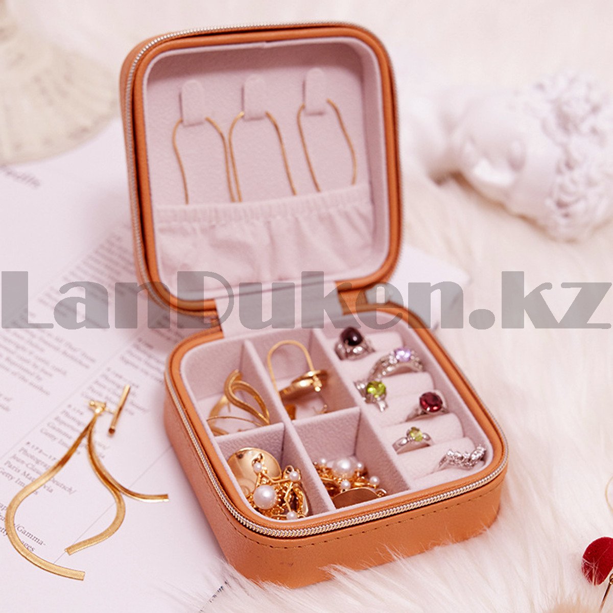 Маленькая шкатулка для украшений оранжевого цвета