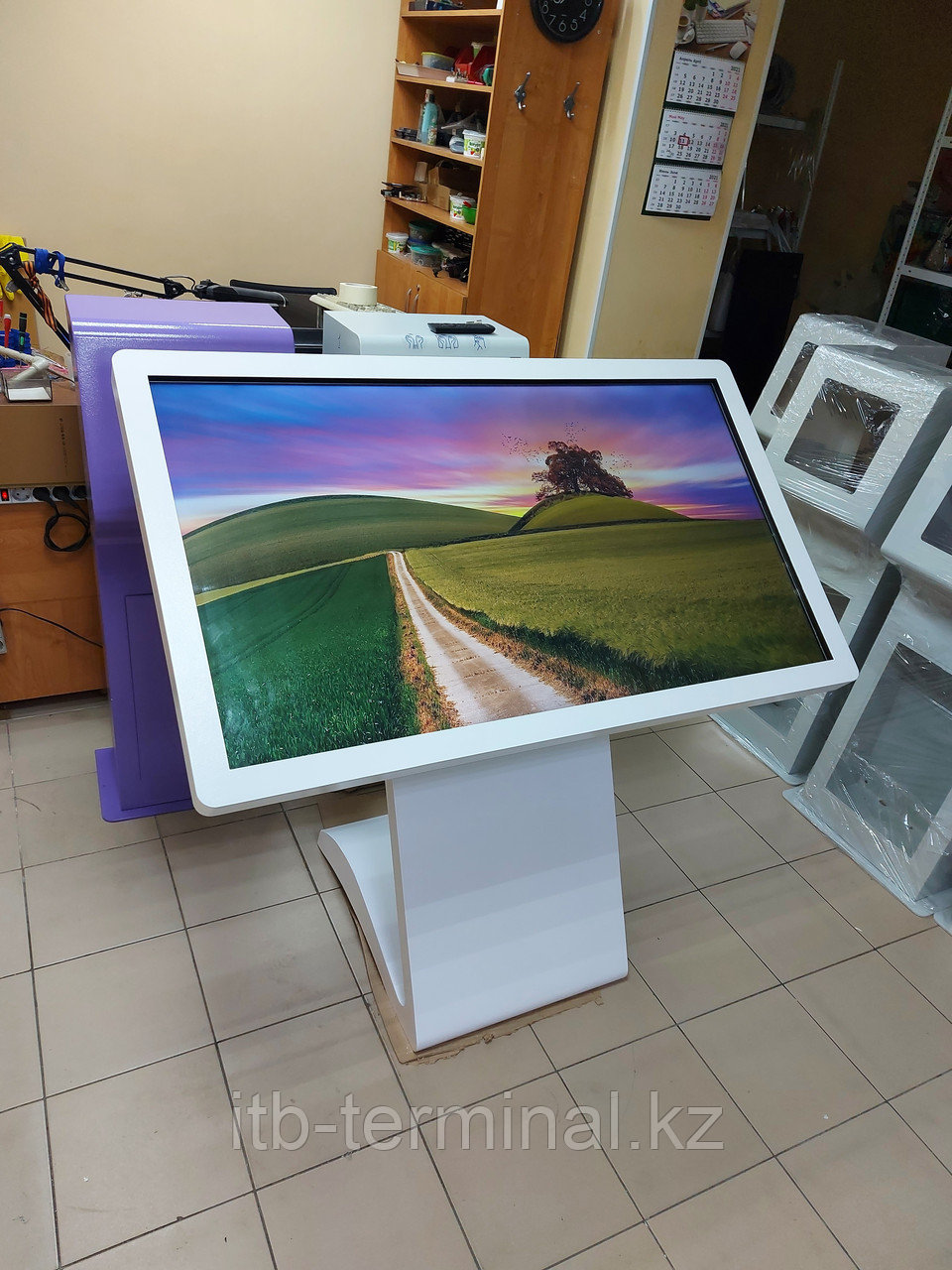Информационный напольный сенсорный киоск диагональю 55 дюймов, фото 1
