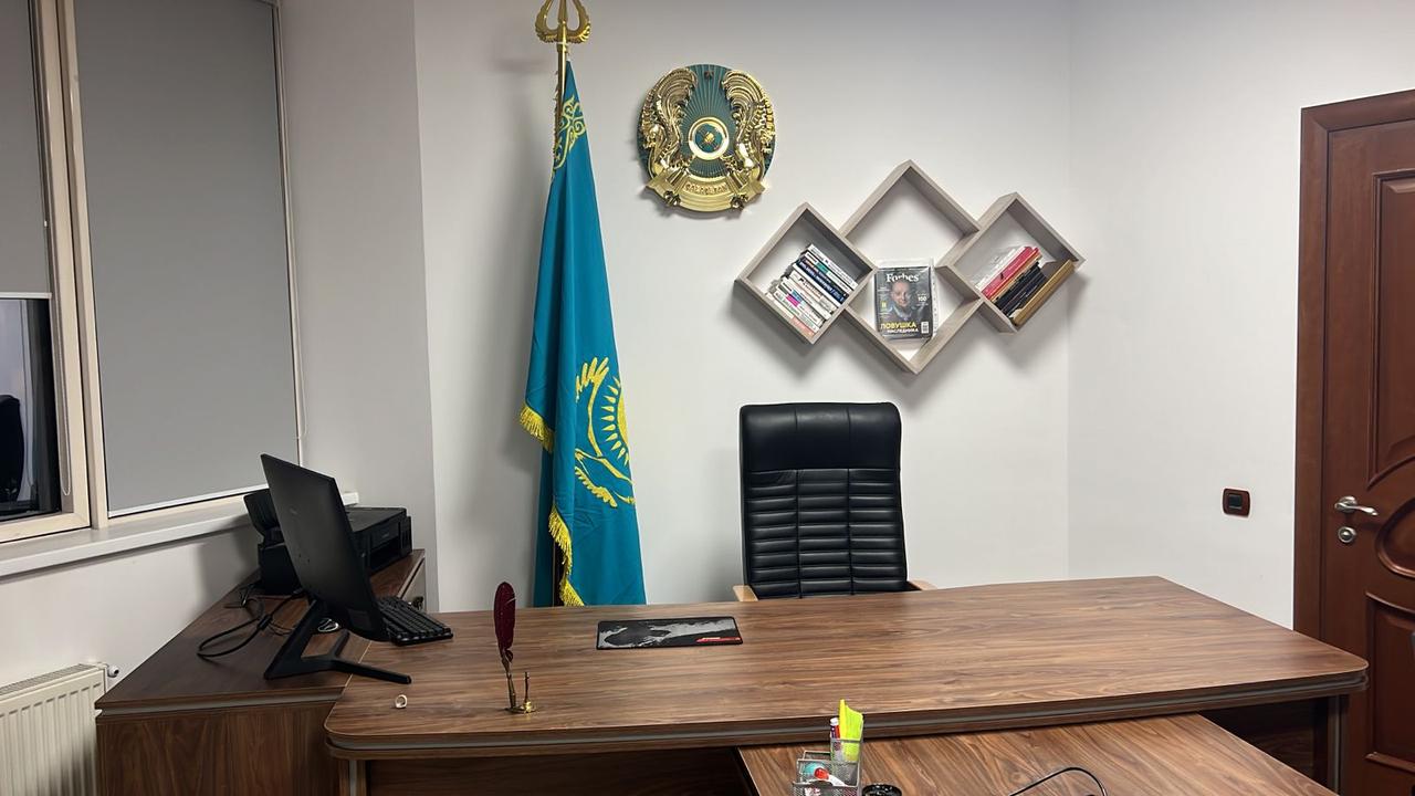 Флаг Республики Казахстан кабинетный, размер 1*2 м, габардин аппликация с бахромой - фото 5 - id-p13200594