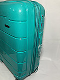 Средний пластиковый дорожный чемодан на 4-х колёсах "Fashion". Высота 66 см, ширина 42 см, глубина 27 см., фото 3