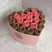 19 шоколадных мини роз в шляпной коробке