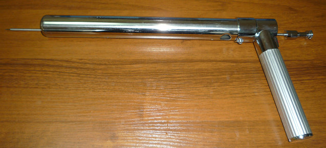 Әйел помпамен кискасын сорды