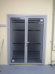 Двери двухстворчатые стеклянные в алюминиевой раме