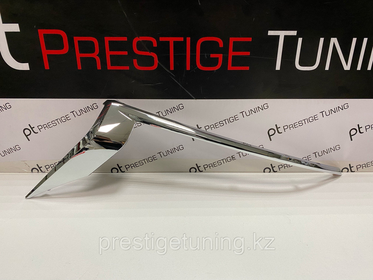 Хром ресничка на фару левая (L) на Land Cruiser Prado 150 2017-23