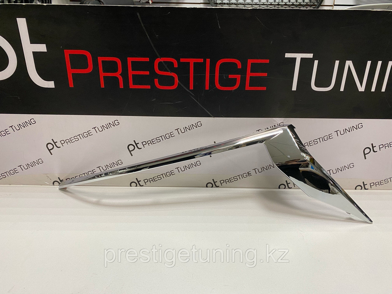 Хром ресничка на фару правая (R) на Land Cruiser Prado 150 2017-23