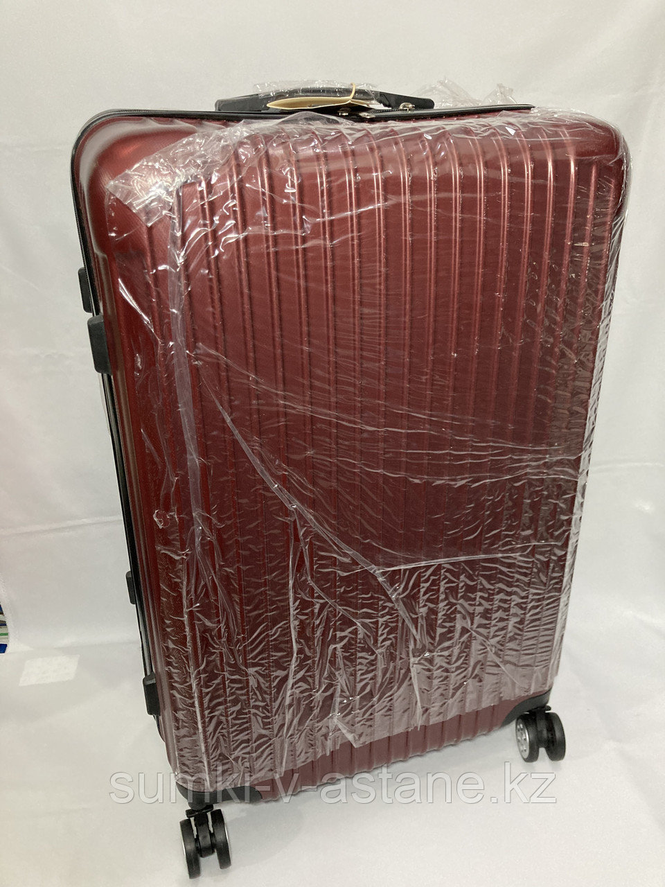Большой пластиковый дорожный чемодан на 4-х колёсах "Longstar". Высота 74 см, ширина 47 см, глубина 29 см.