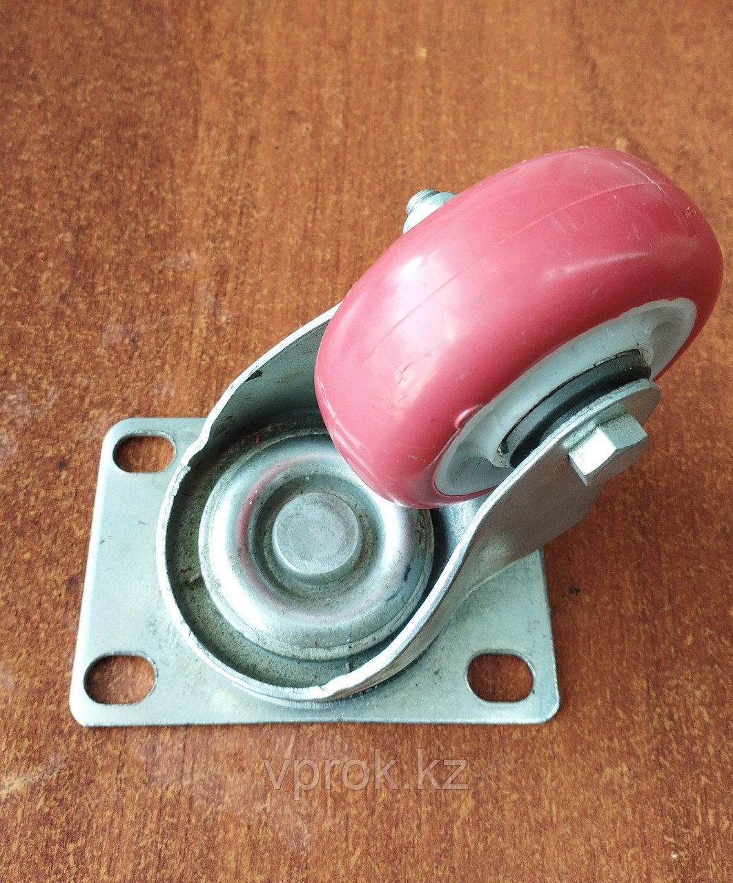 Колесо обрезиненное с площадкой, поворотное с подшипником диаметр d-75 мм, красный