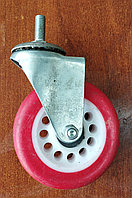 Колесо обрезиненное на штыре, поворотное с подшипником диаметр d-120 мм, красный