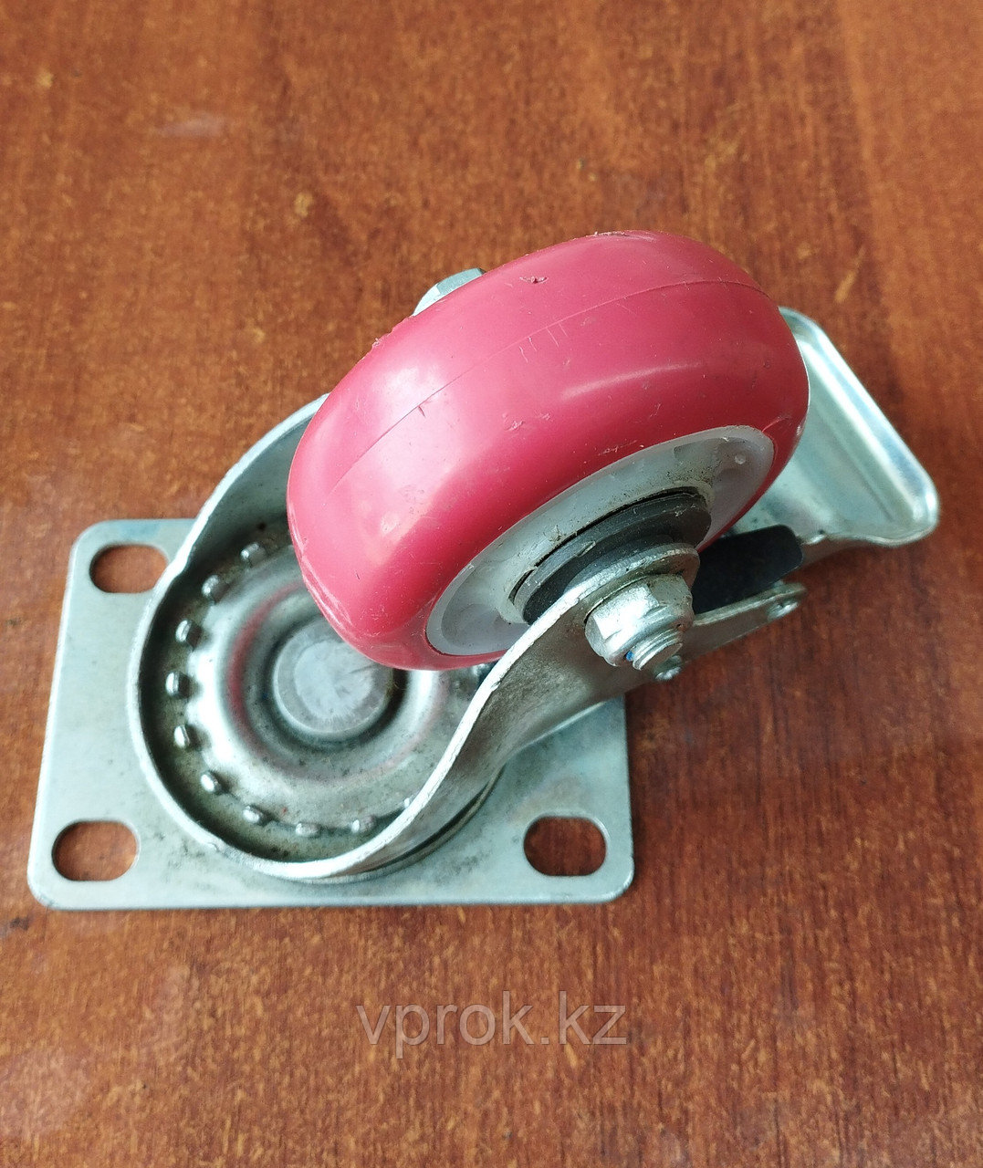Колесо обрезиненное с площадкой, поворотное с подшипником и тормозом диаметр d-75 мм, красный - фото 1 - id-p107244509