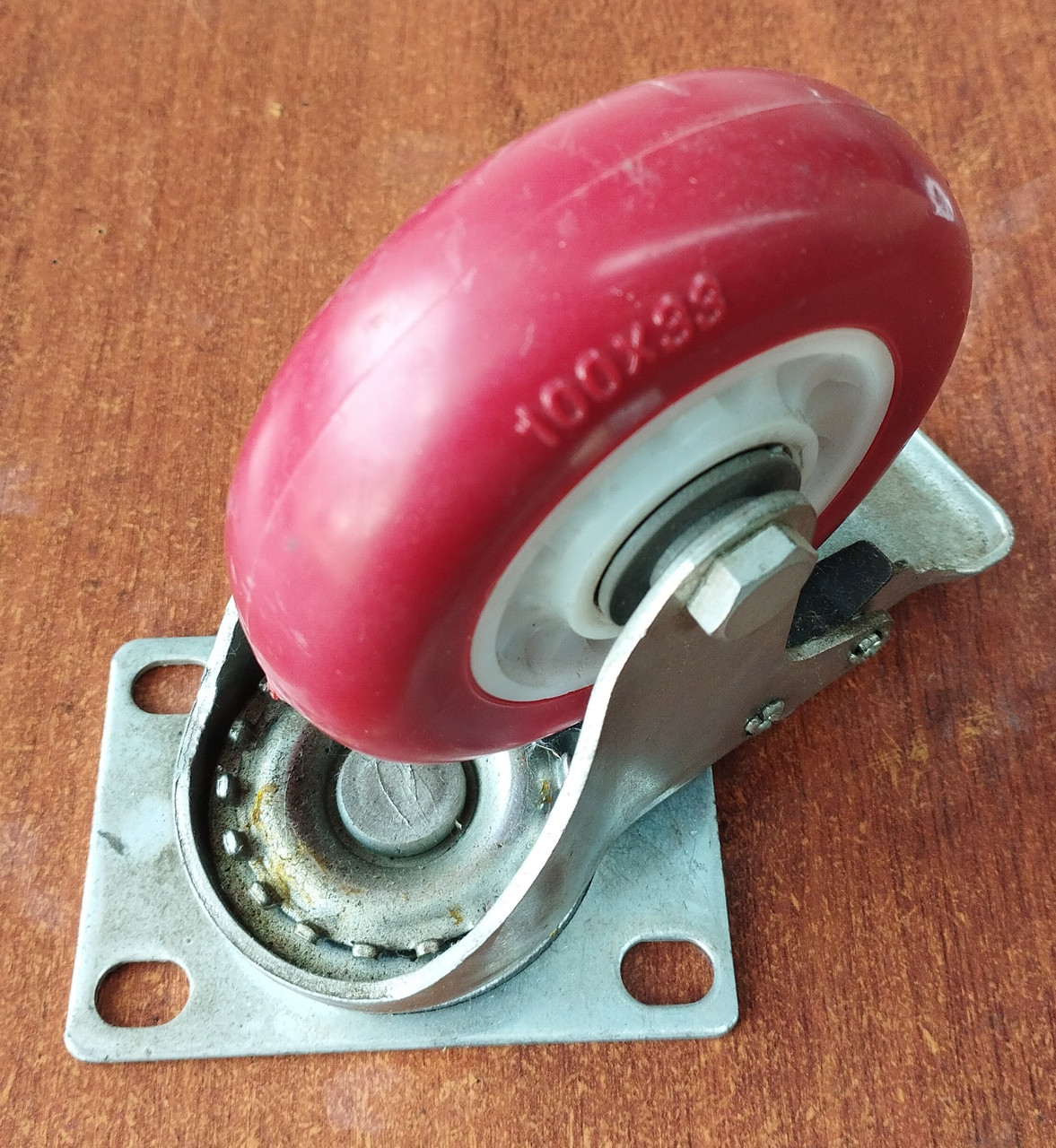 Колесо обрезиненное с площадкой, поворотное с подшипником и тормозом диаметр d-100 мм, красный