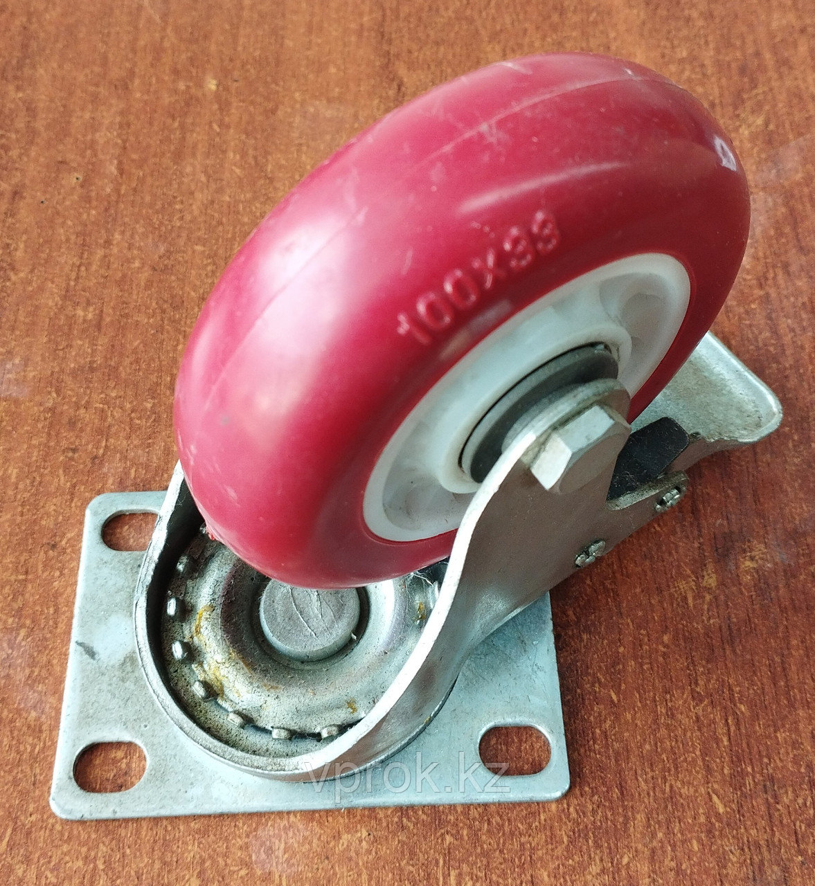 Колесо обрезиненное с площадкой, поворотное с подшипником и тормозом диаметр d-100 мм, красный - фото 1 - id-p107244511
