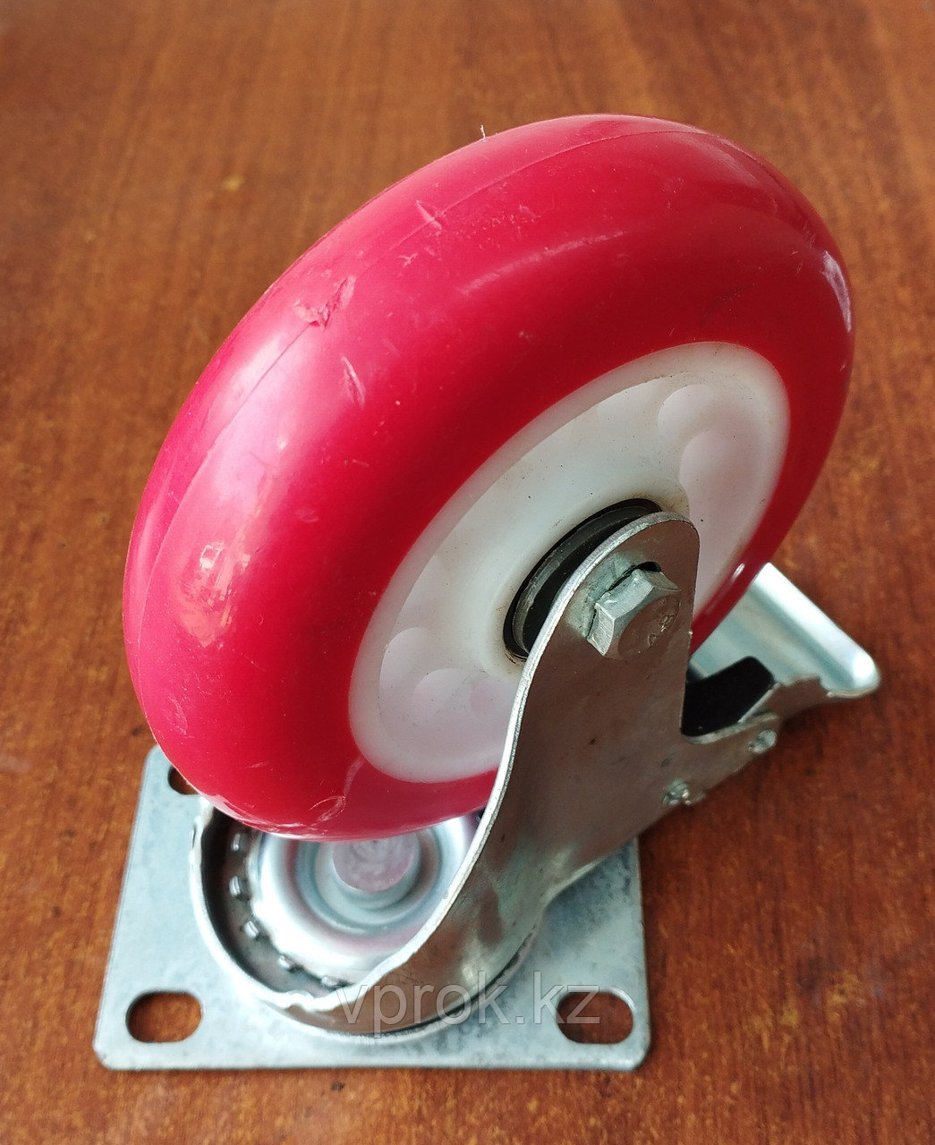 Колесо обрезиненное с площадкой, поворотное с подшипником и тормозом диаметр d-120 мм, красный