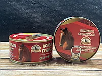 Үлкен консервілері бар сауыншы далада ермек етеді