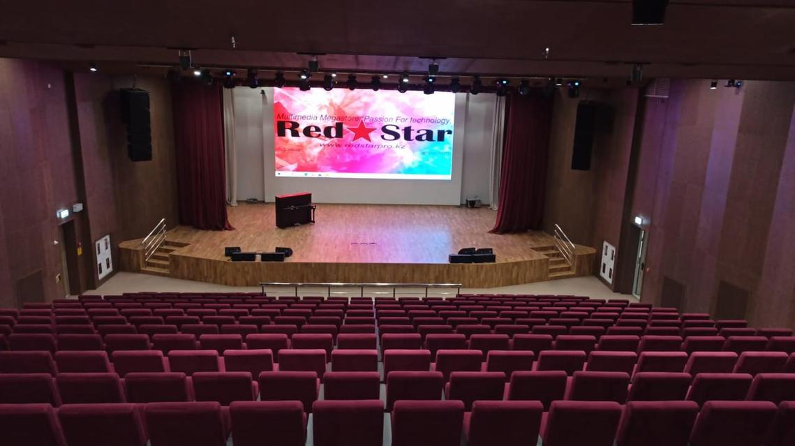 Сахна артындағы жалаңаш фотолар Сахна артындағы жалаңаш фотолар