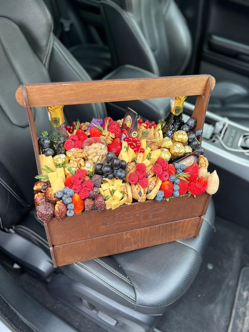 Подарочный ящик с сырами, ягодами и сухофруктами