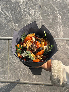 Сухофруктовый букет с шишкой