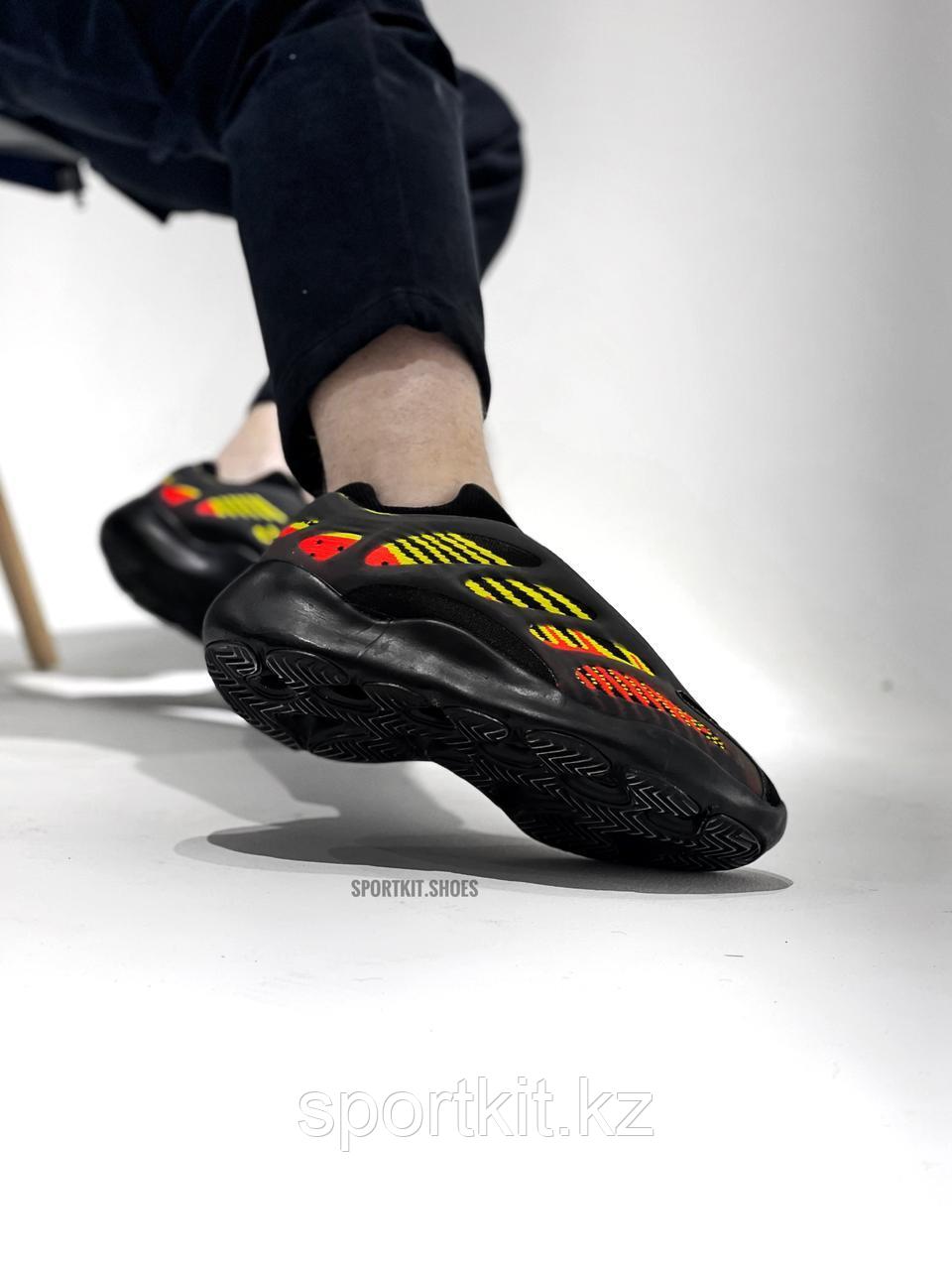 Кросс Adidas Yeezy 700 чвн разноц 700-1 - фото 5 - id-p107368358