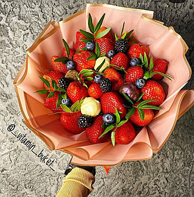 Клубничный букет с трюфелем S