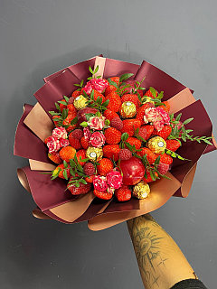 Клубничный букет с цветами