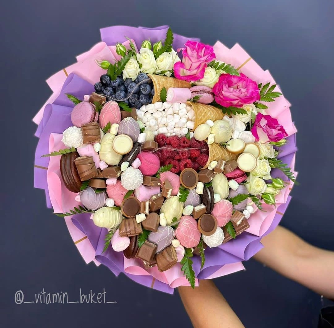 Клубника в шоколаде с конфетами и цветами