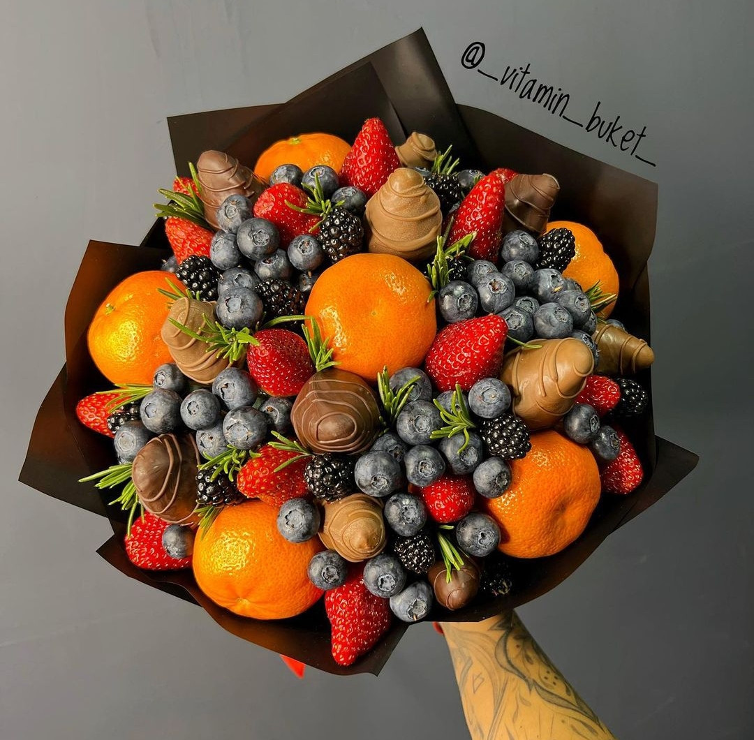 Клубника в шоколаде М, с ягодами и цитрусами