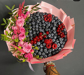 Ягодный букет с цветами S