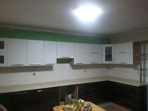 Черно белая угловая кухня