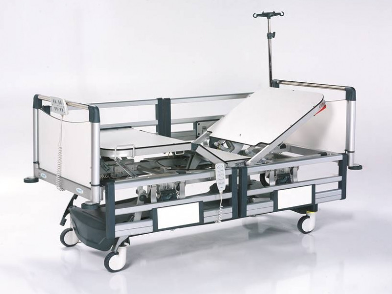 Кровать для педиатрических пациентов с четырьмя двигателями