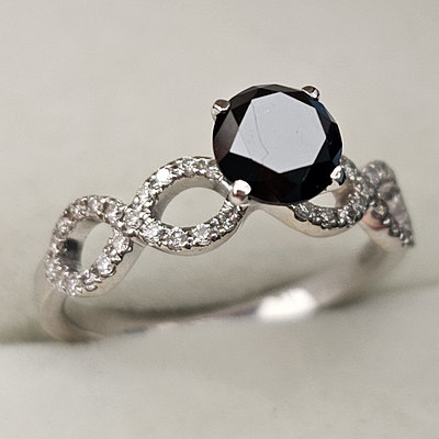 Золотое  кольцо с Черным бриллиантом 0.91Ct и белыми бриллиантами 0,20Сt VS2/H, VG-Cut