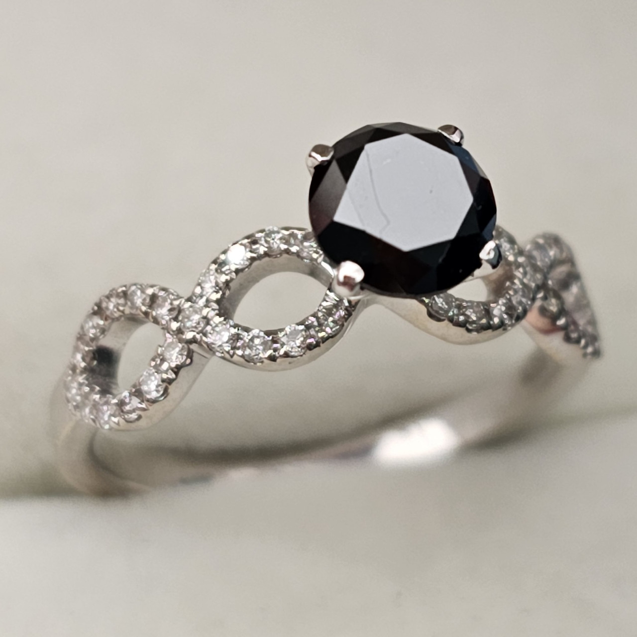Золотое кольцо с Черным бриллиантом 0.91Ct и белыми бриллиантами 0,20Сt VS2/H, VG-Cut