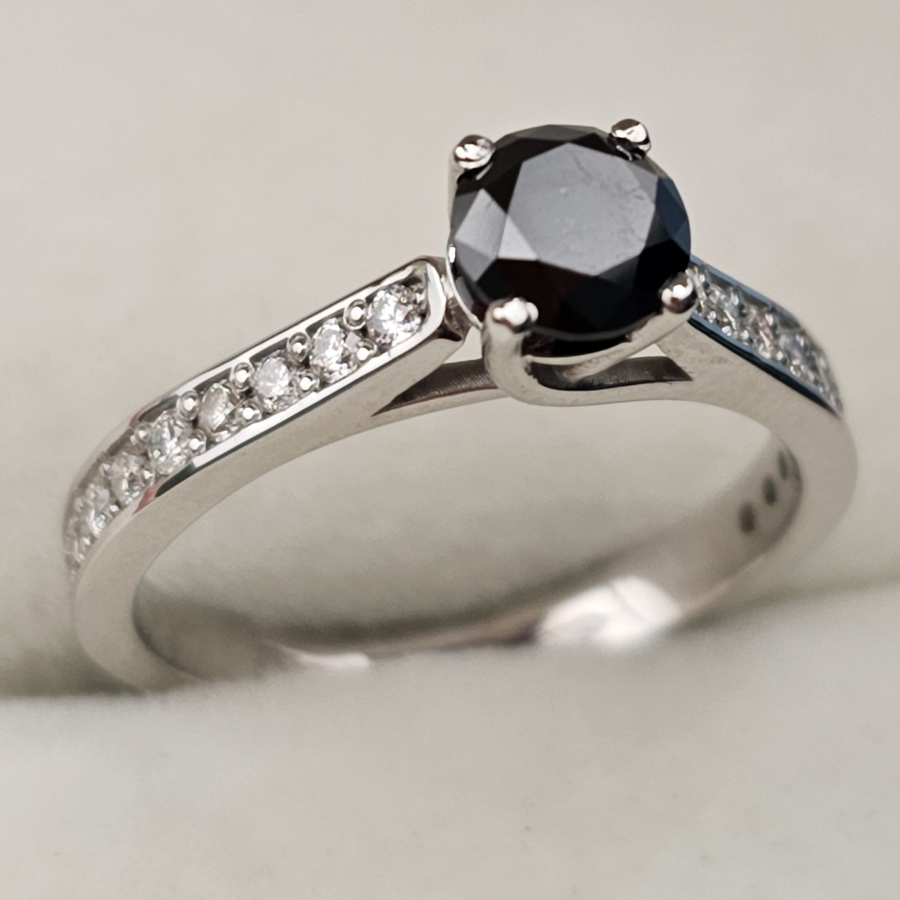 Золотое кольцо с  Черным бриллиантом 0.73Ct  и белыми бриллиантами 0,27Сt VS2/H VG-Cut