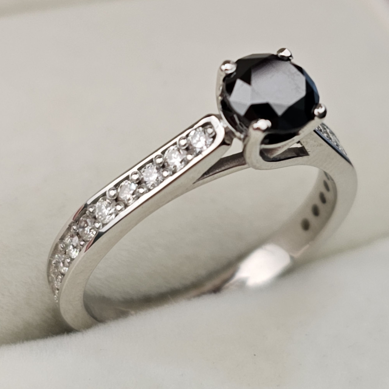 Золотое кольцо с Черным бриллиантом 0.73Ct и белыми бриллиантами 0,27Сt VS2/H VG-Cut - фото 6 - id-p93747043
