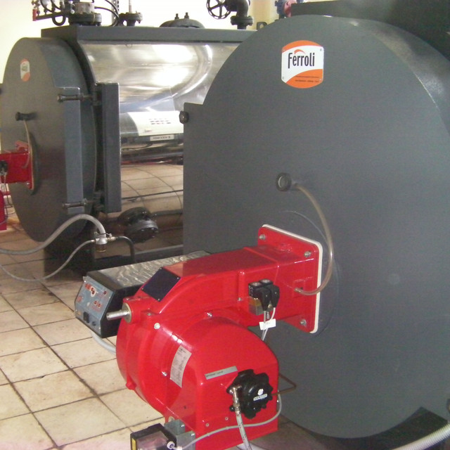 Внутри блочно-модульной котельной Ferroli, работающей на дизельном топливе, с 2 промышленными котлами на фото
