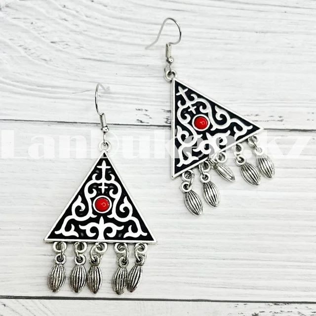 Сырғалары бар киска Сырғалары бар киска