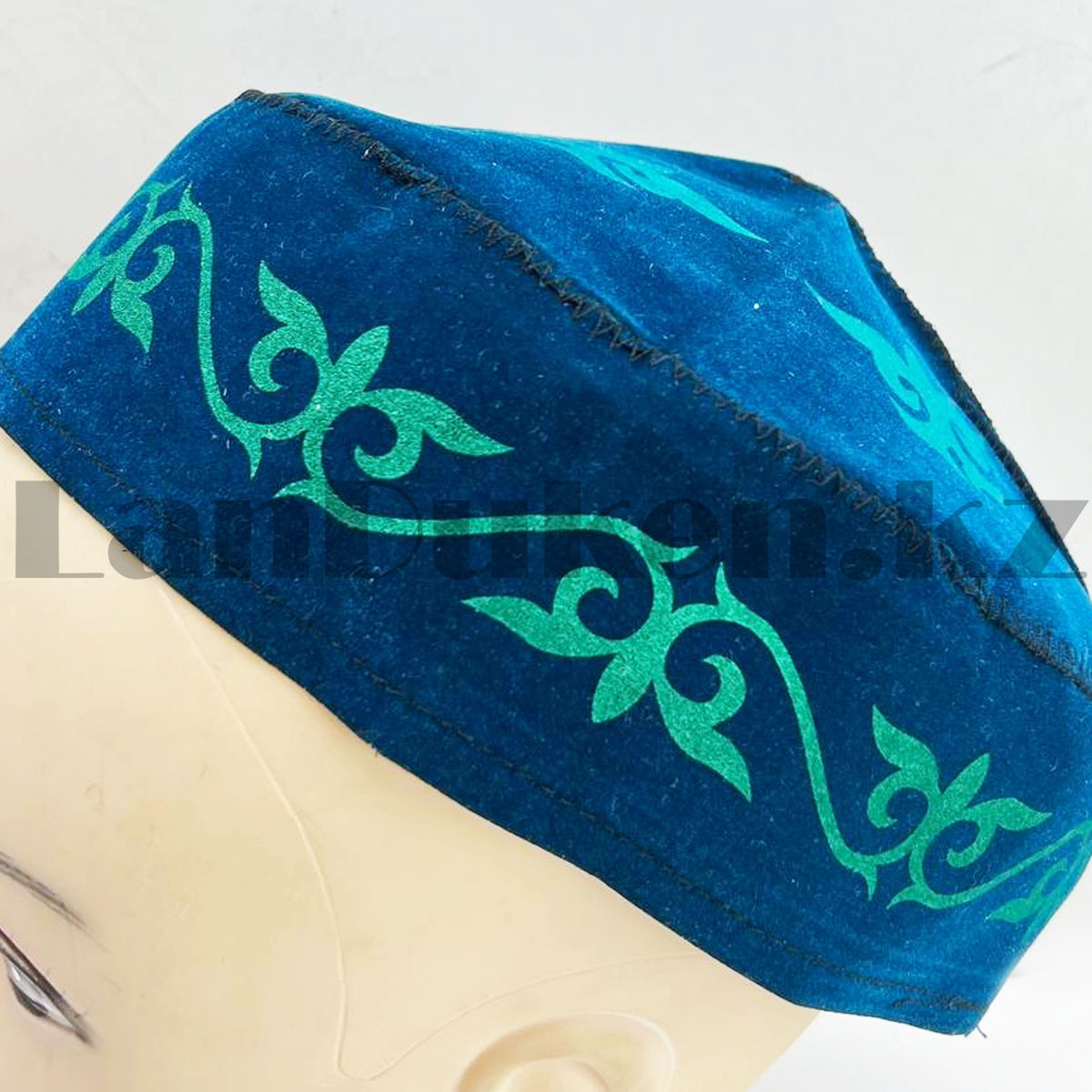 Казахская национальная тюбетейка (такия) зеленая с зелеными орнаментами