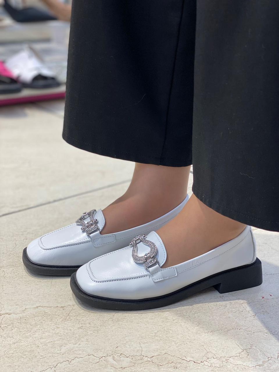 Женская обувь лоферы белого цвета "BAVER". Размер 40.